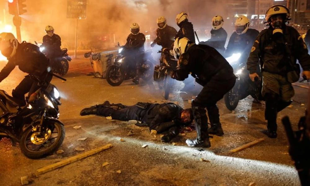 Ταυτοποιήθηκε και συνελήφθη άνδρας που συμμετείχε στον ξυλοδαρμό του αστυνομικού